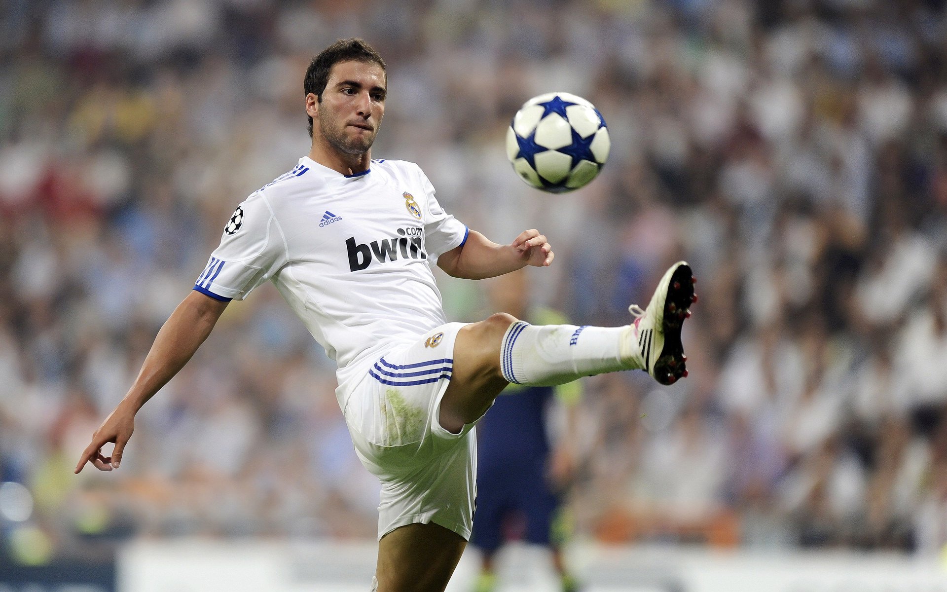 Kering-贝阿特丽斯·切贝特在巴黎奥运会夺得5000米和10000米金牌，贝切尔特拳王