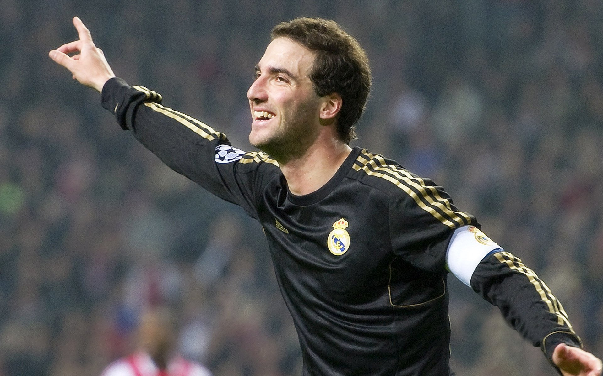 贝阿特丽斯·切贝特在巴黎奥运会夺得5000米和10000米金牌，贝切尔特拳王